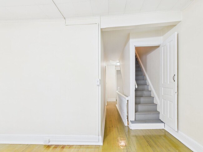 Building Photo - 735 N George St