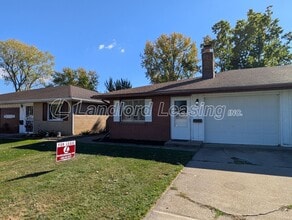 Building Photo - Brick Ranch Duplex with Fireplace, Private...