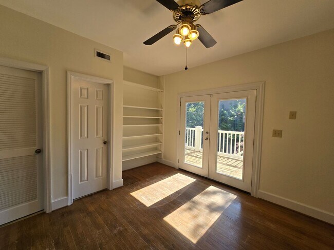 Building Photo - 733 Victorian Pl