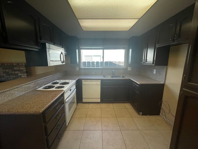 Building Photo - 3233 Nightingale Dr