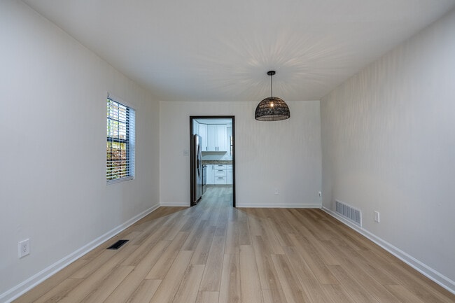 Building Photo - 1545 Springwood Dr SE