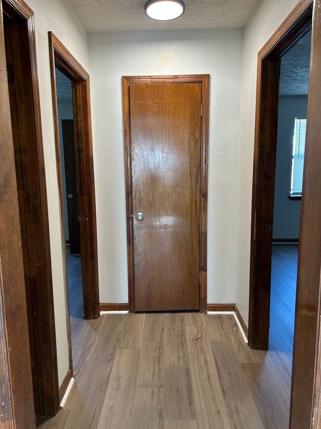 Building Photo - 120/122 Deer Creek Dr