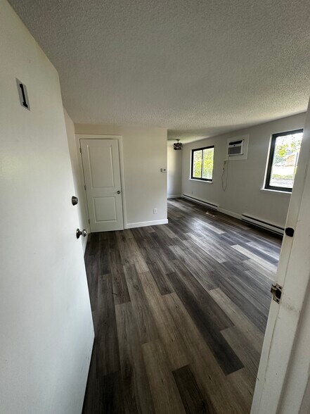 Building Photo - 20 Versailles Rd