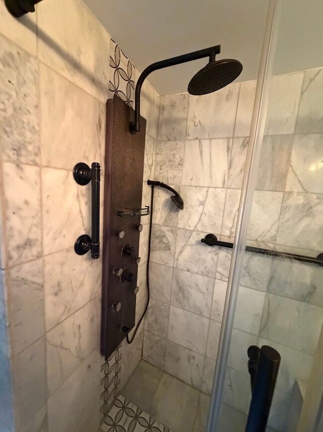 Building Photo - 5 Bedroom House