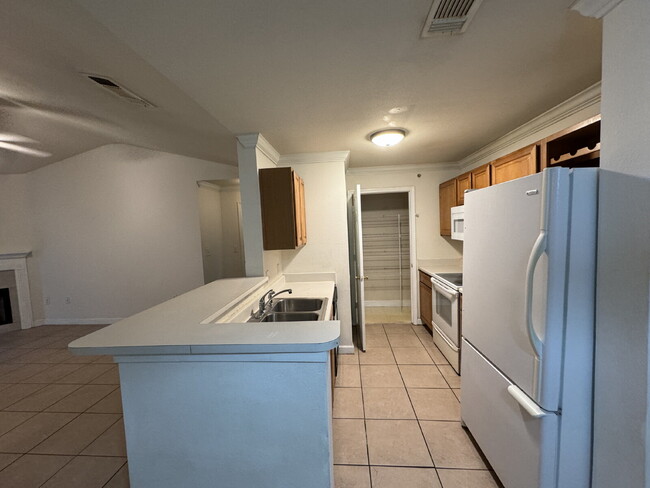 Building Photo - 217 Woodlake Wynde