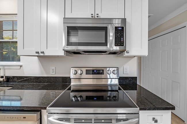 Building Photo - Renovated 1 Bedroom / 1 Bath Apartment – Move-In Ready $1200