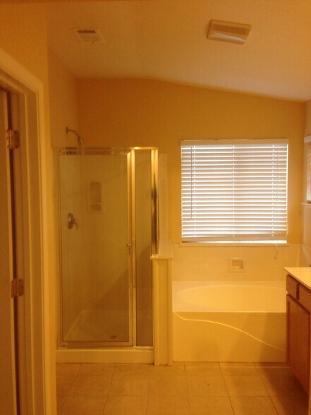 Building Photo - 2141 Buck River St