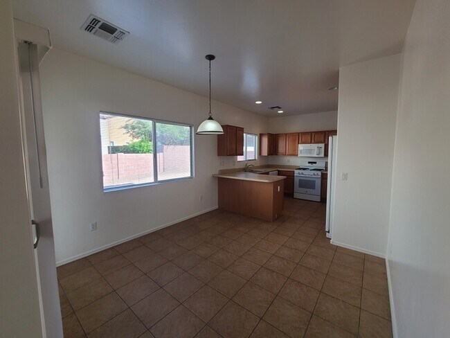 Building Photo - Beautiful 4-bedroom 3-bathroom - GREAT LOC...
