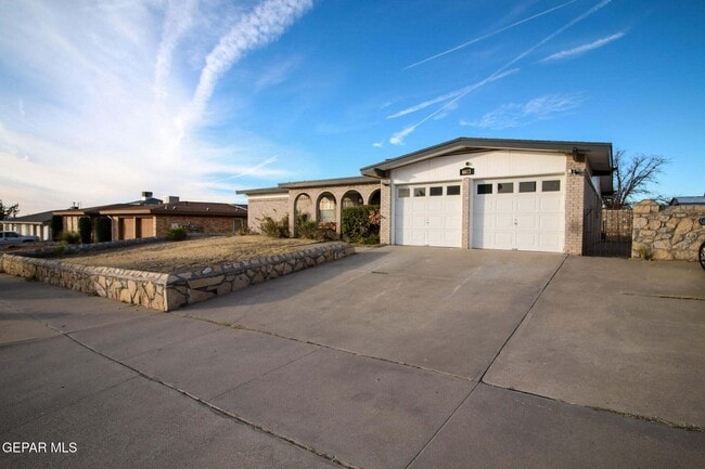 Building Photo - 6613 Southwind Dr