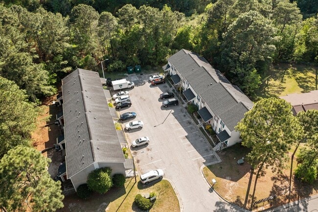 Building Photo - Townhome living close to downtown Fayetteville