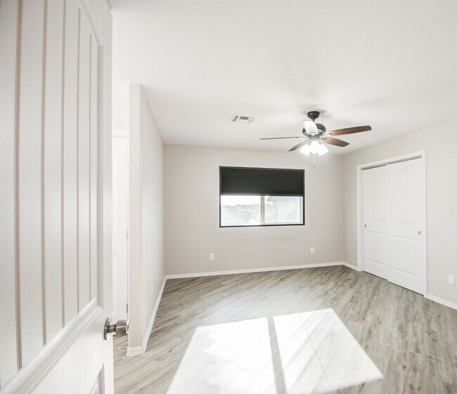 Building Photo - Large 1 + Acre Lot with 3 bedroom home in ...