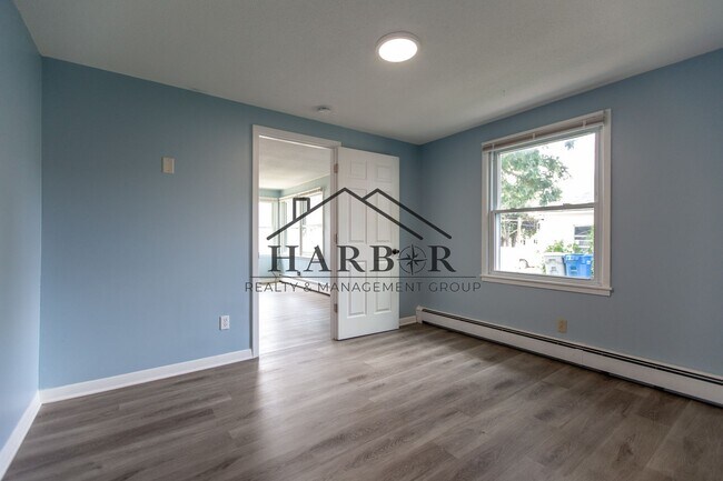 Building Photo - Large 3 Bedroom Apartment!