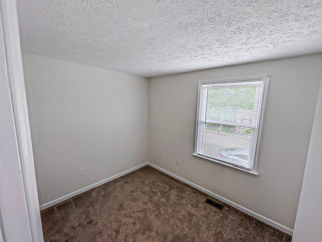 Building Photo - Charming and 3 Bed 2.5 Bath Home In Serene...
