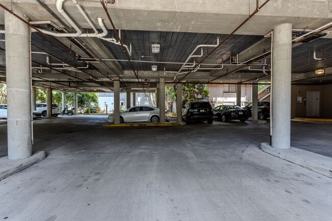 Building Photo - LOCATION. LOCATION. LOCATION. 2BR/3BA Cond...
