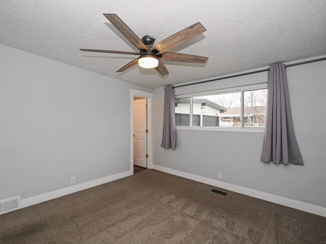 Building Photo - 5 Bedroom, 2.5 Bathrooms Home