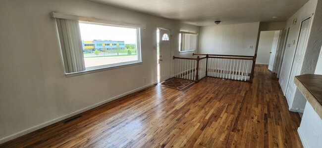 Building Photo - ALL PROSPECTIVE TENANTS MUST SUBMIT A ON LINE APPLICATION AND BE PRE-QUALIFIED PRIOR TO ANY SHOWI...