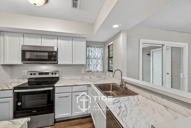 Building Photo - Live Close to It All – Convenient Mount Pleasant Home