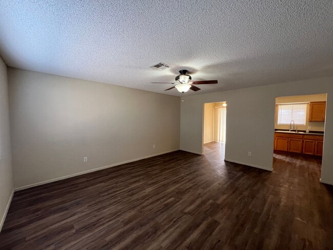 Building Photo - 3 BED 2 BATH IN TRAIL ESTATES!