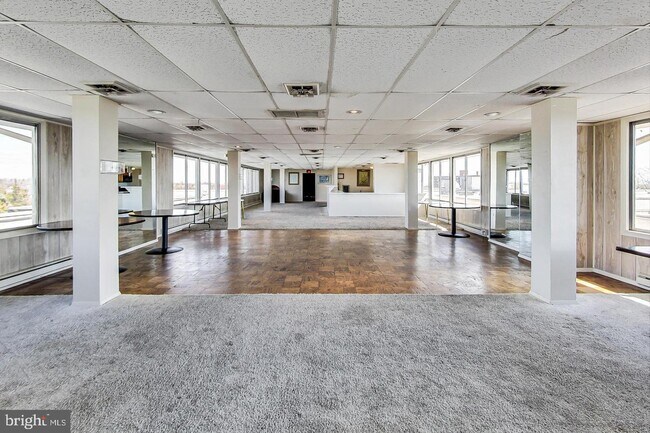 Building Photo - 3245 Rio Dr