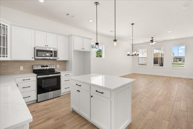 Building Photo - Bright, Spacious, & Beautifully Designed 1 bed 1.5 bath