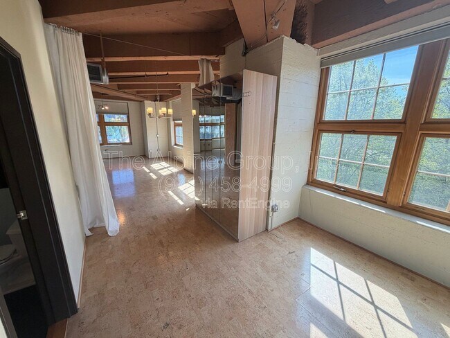 Building Photo - 1420 NW Lovejoy St