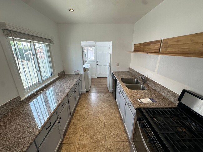 Building Photo - Fairview Heights Bungalow | 2 Bed / 1 Bath | Yard & Parking