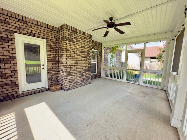 Building Photo - 532 Larkspur Dr