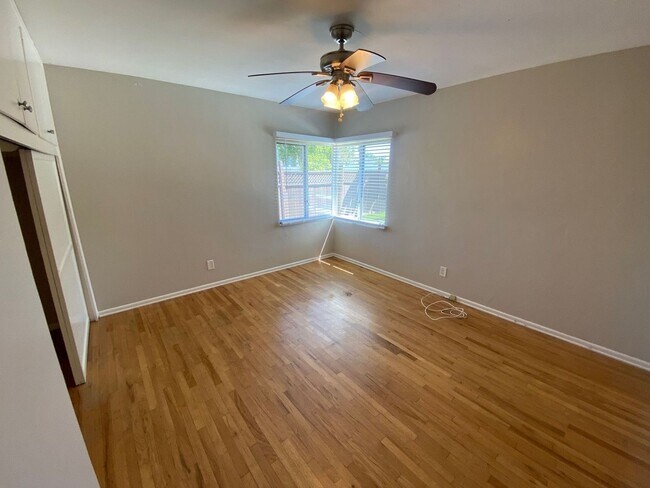 Building Photo - Great Location, Beautiful Pool! (Lease out...