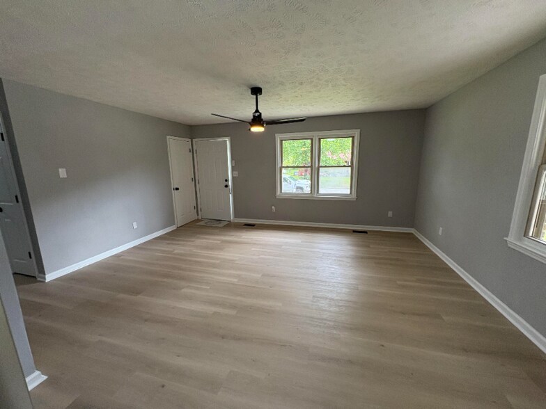 Building Photo - 841 Pinewood Dr