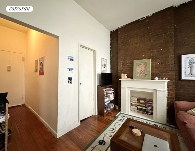 Building Photo - 306 W 21st St