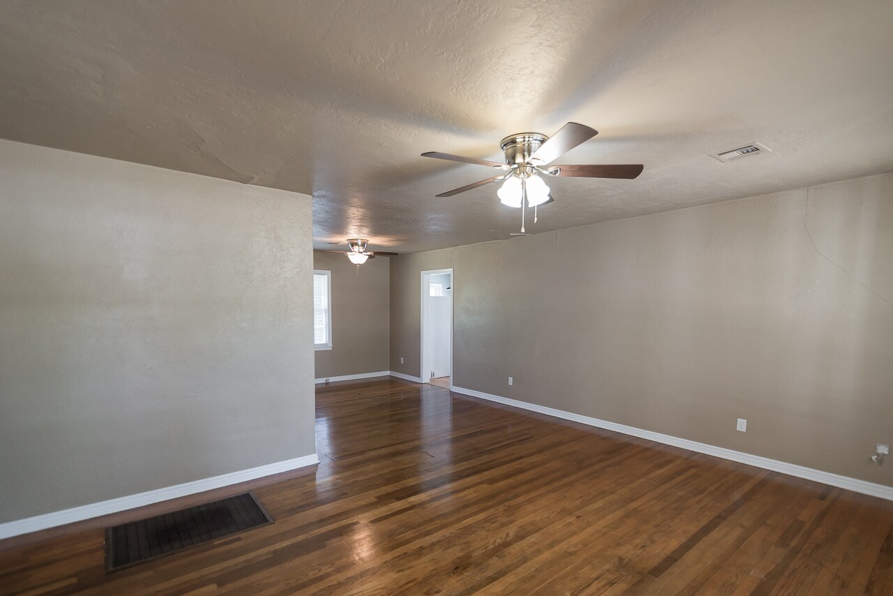 Building Photo - 2025 W Admiral Rd