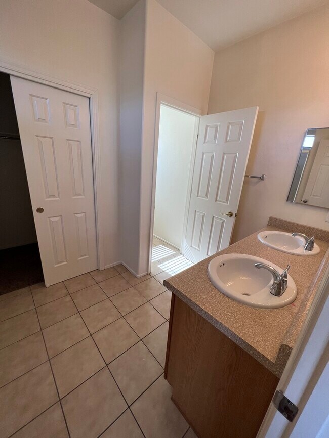 Building Photo - HOUSE FOR RENT