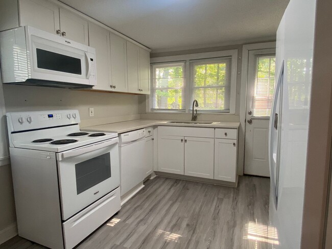 Building Photo - COMING SOON - 2 Bedroom 1 Bathroom Home in...