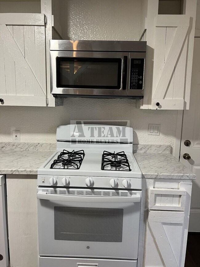 Building Photo - Renovated 2 Bed 1 Bath house for rent in Trinidad!