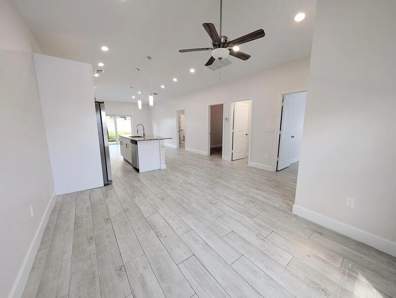 Building Photo - 1562 W 26th Ct