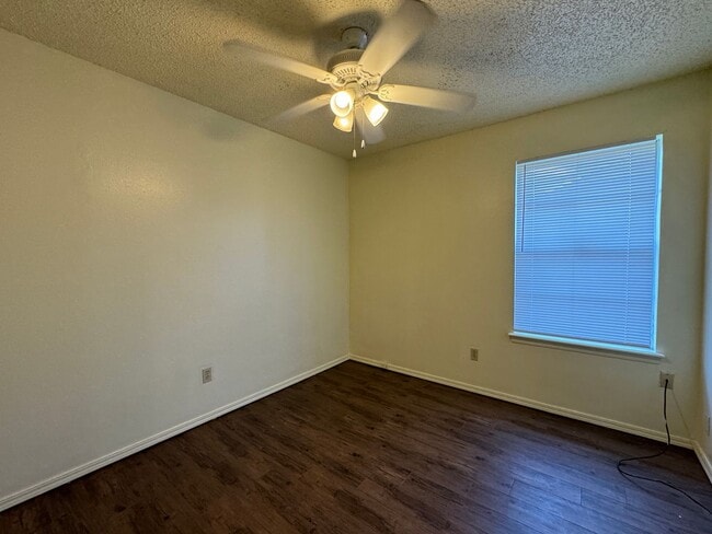 Building Photo - 6124 SW Oakcliff Ave
