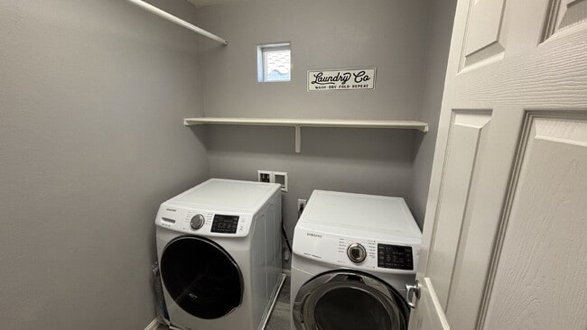 Building Photo - 4 Bed, 3 Bath