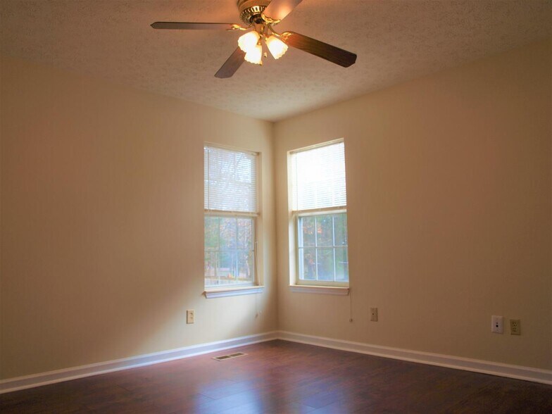 Main bedroom - 1613 Cedar Tree Ln