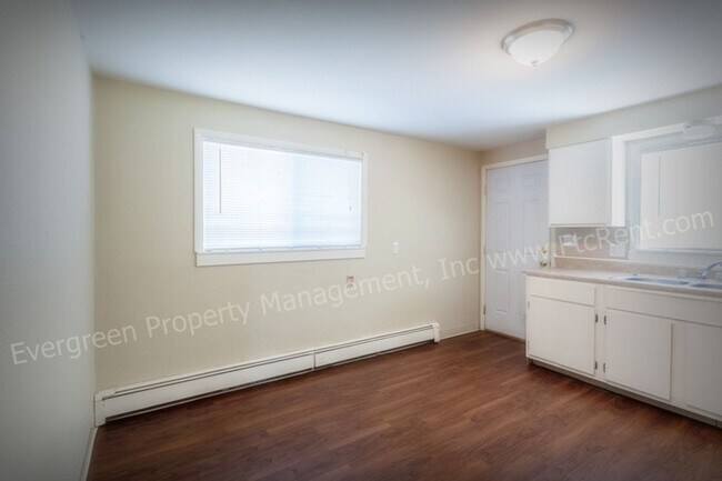 Building Photo - 3006 Sunset Dr