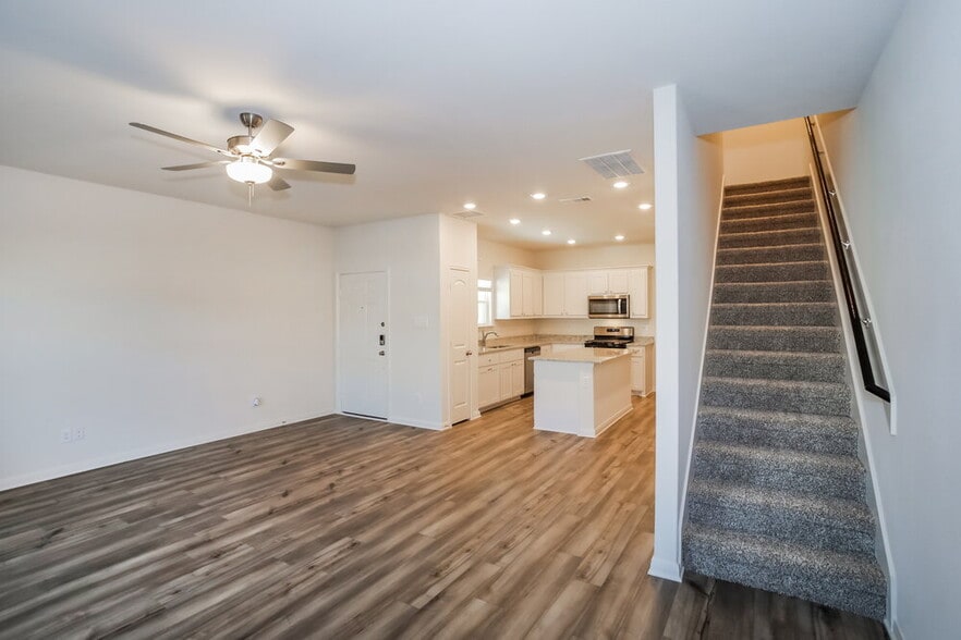 Building Photo - 220 Marsh Ln