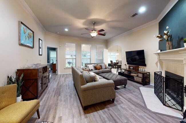 Building Photo - 3 bedroom, 2 bathroom home in the Castlega...