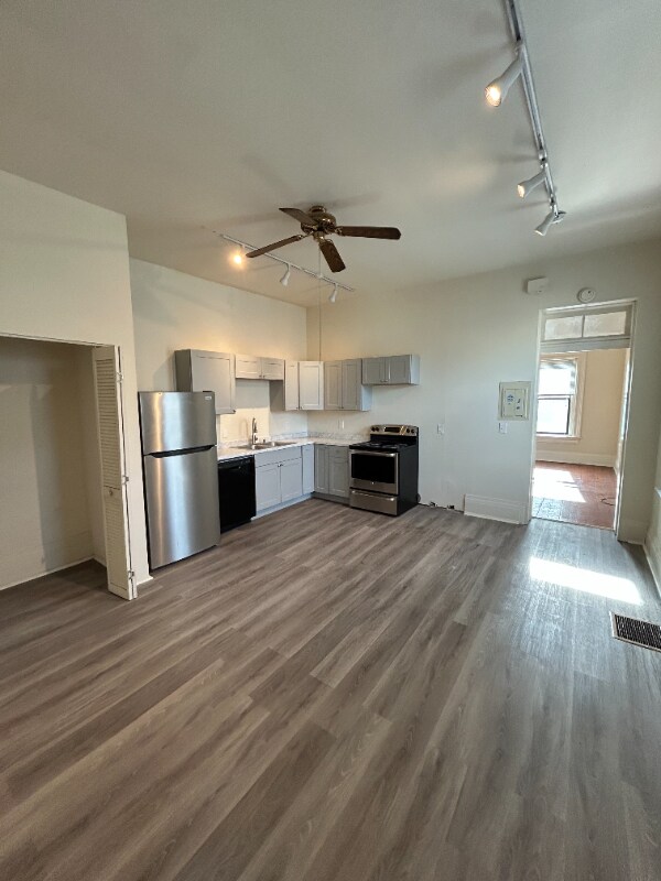 Building Photo - 220 W 6th St