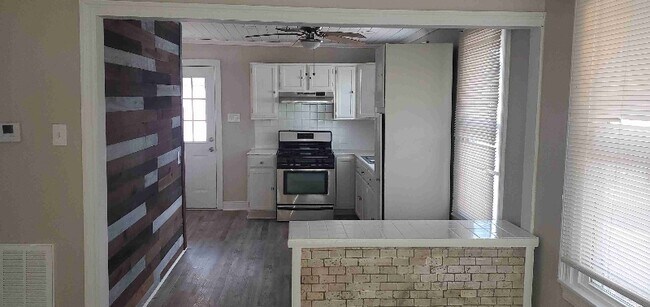 Building Photo - 4212 Dawson Dr