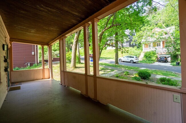 Building Photo - Spacious 4 Bedroom Apartment - 6/1/26