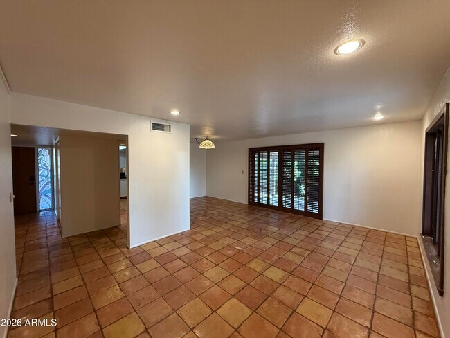 Building Photo - 2114 S La Rosa Dr