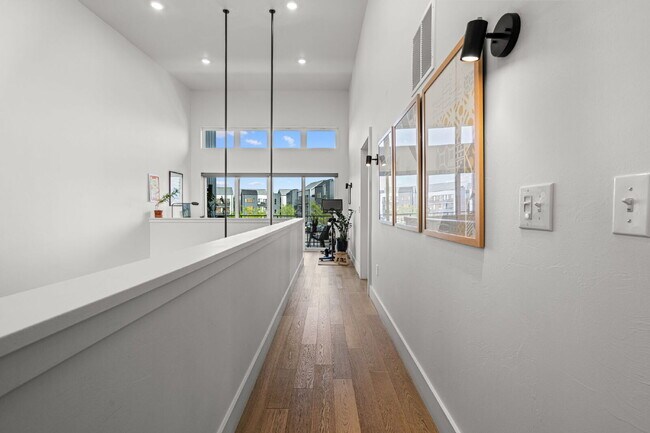 Building Photo - Modern Luxury in this end unit Blondie Condo