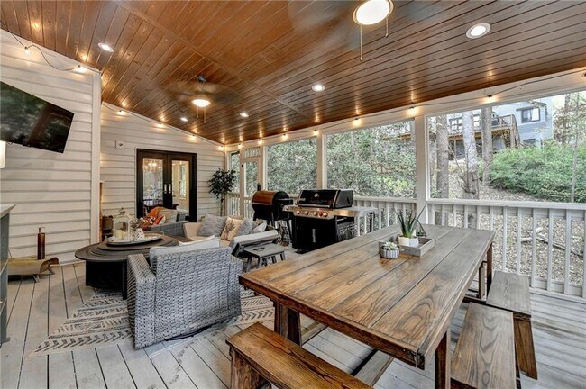 Building Photo - 443 Lakeshore Dr NW