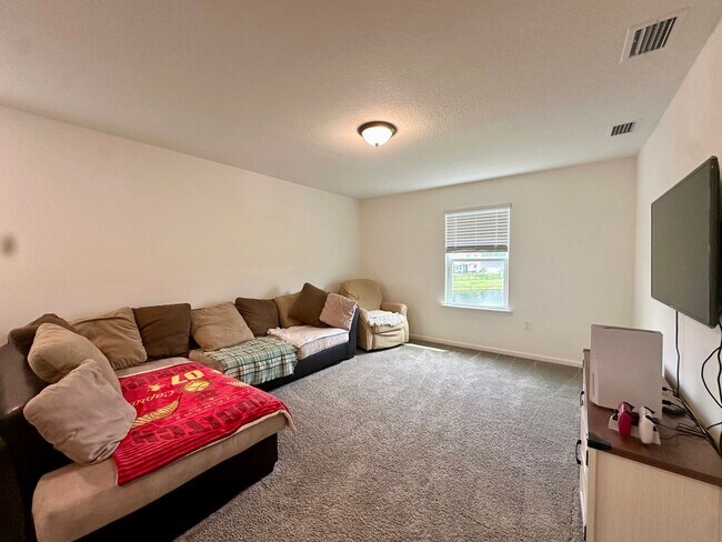 Building Photo - Spacious Home in Growing Area!