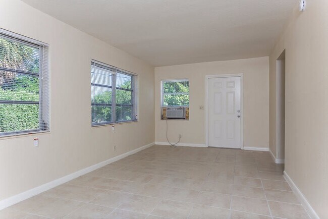 Building Photo - 1335 7th St