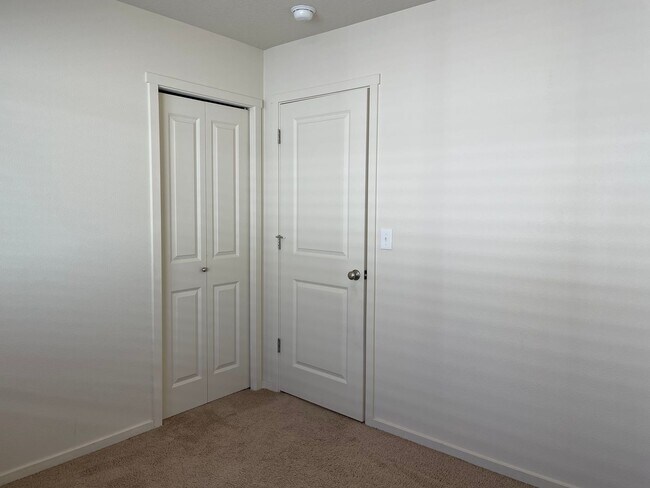 Building Photo - BEAUTIFUL 3 Bedroom 2.5 Bath Home! High Ce...